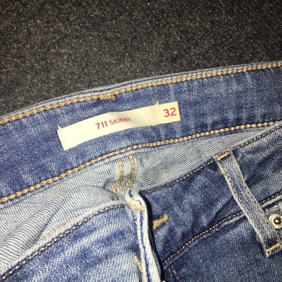 Women’s Levis - Picture 4 of 4